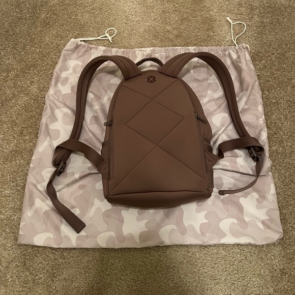 NWOT Dagner Dover Small Neoprene Backpack in Dune - Picture 8 of 9